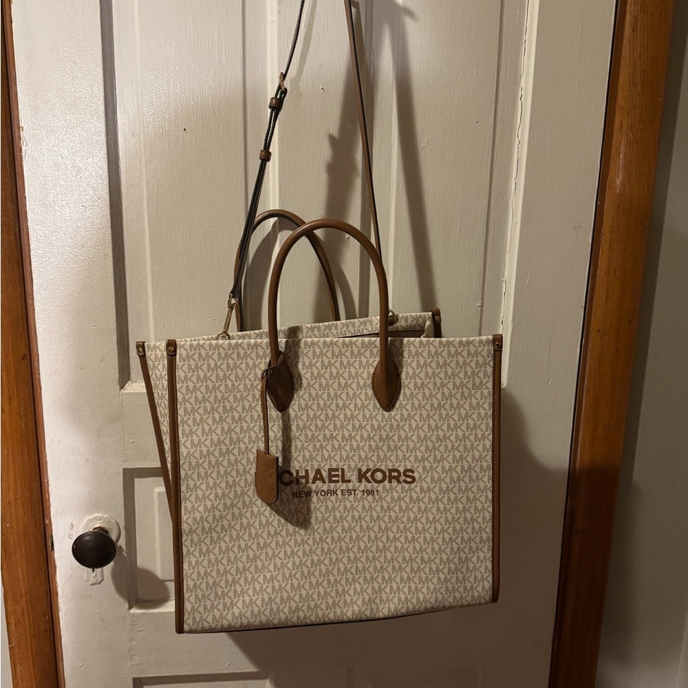Michael Kors Logo Extra Large Tote Bag - Picture 11 of 12